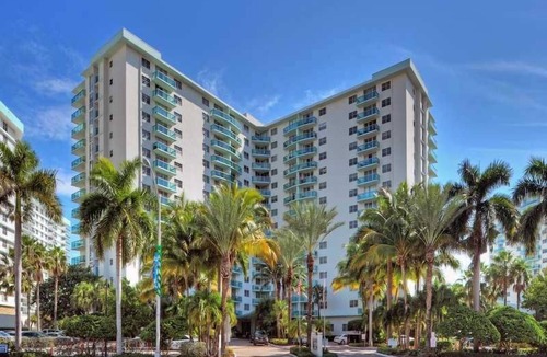 Hollywood Apartment | Beautiful Beachfront Apartment! Near major shopping centers, rest & casinos