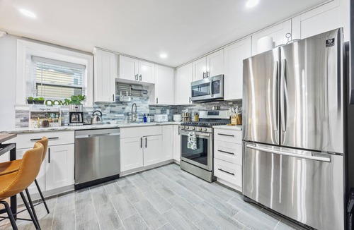 Buckhead House | Beautiful Buckhead Unit + Direct MARTA to World Cup Stadium + King Bed