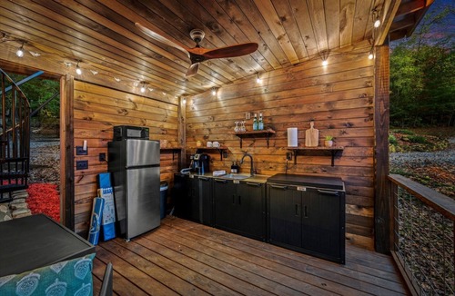 Hayesville Cabin | Beautiful Cabin with Fire Pit in Hayesville, North Carolina