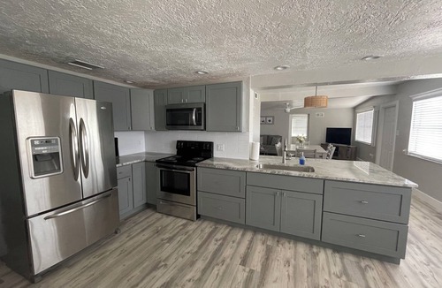 Overbrook Gardens House | Beautiful Coastal Home located within 2 miles to the beach!