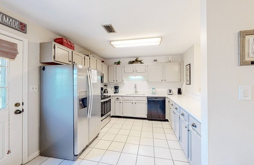 Miramar Beach Condo | Beautiful condo with WiFi, outdoor pool & easy beach access - snowbirds OK