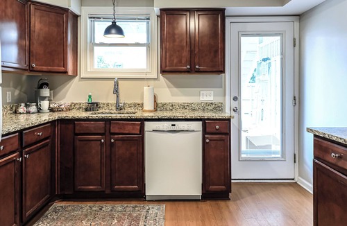 Savannah Victorian District Apartment | Beautiful Downtown Getaway w/Fun Outdoor Space