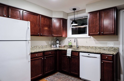 Savannah Victorian District Apartment | Beautiful Downtown Getaway w/Fun Outdoor Space