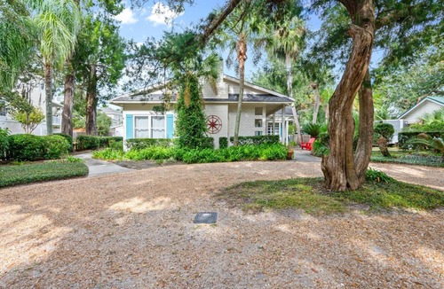 East Beach House | Beautiful East Beach Cottage with Pool