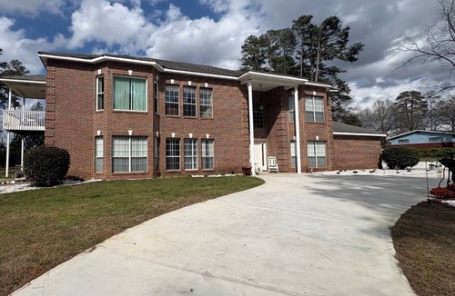 Forest Park House | Beautiful Home on the Lake