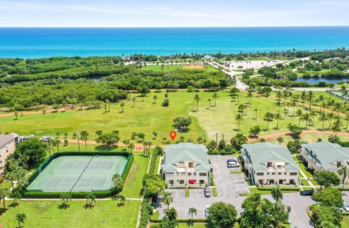 Bella Vista Condo | Beautiful Jupiter 3/2.5 + Loft Condo only steps from the beach on Carlin Park!