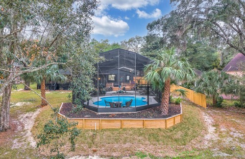 Doctors Inlet House | Beautiful Lake getaway with pool, upgraded, pet friendly with lots of extras!