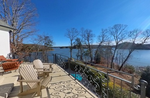 Gainesville House | Beautiful Lake Escape! Heated Private Pool and Fun on the Lake! Book Now!