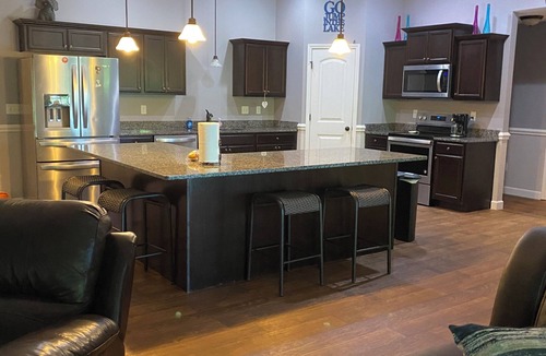 Townville House | Beautiful Lakefront 4 bedroom home - Dock -Kayaks -Sunsets - Pet Friendly