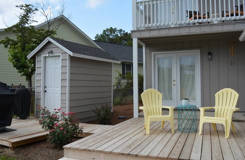 Summerton House | Beautiful Lakefront Home, Sleeps 10, Comfy with Great Porch