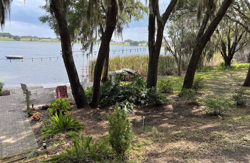 Umatilla House | Beautiful Lakefront Home