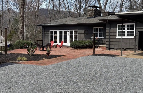Waynesville House | Beautiful Mid-Century Modern Home in Downtown Waynesville