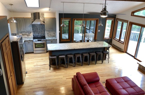 Bushkill Cabin | Beautiful Modern Cabin! Streamside,WiFi,6 TVs,Linens/towels,A/C, FirePit