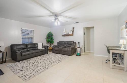 Pinecraft House | Beautiful Oak View Manor - Siesta & Legacy Trail