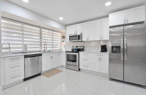 Sunrise House | Beautiful & Peaceful 4 Bedroom Home With a Pool