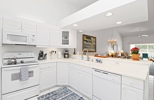 Naples Condo | Beautiful Pet Friendly Condo-close to everything! Prof. cleaned and sanitized.