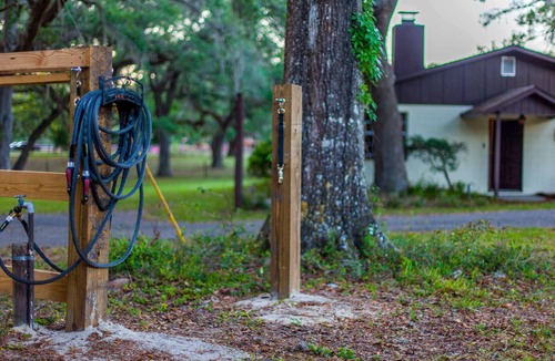 Brooksville House | BEAUTIFUL RETREAT HOME ON 2 FENCED PRIVATE ACRES. WALK TO FOREST AND GOLF!