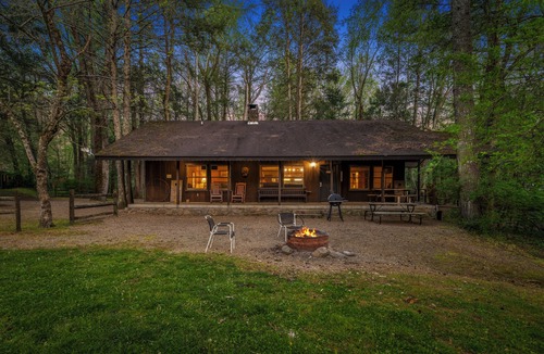 Pittman Center Cabin | Beautiful riverside cabin, sleeps 18!