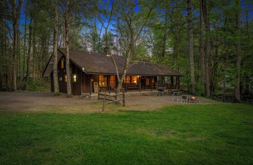 Pittman Center Cabin | Beautiful riverside cabin, sleeps 18!