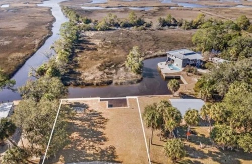 Suwannee RV Rental | Beautiful RV Double Lot with 100 feet of waterfront views on Salt Creek.