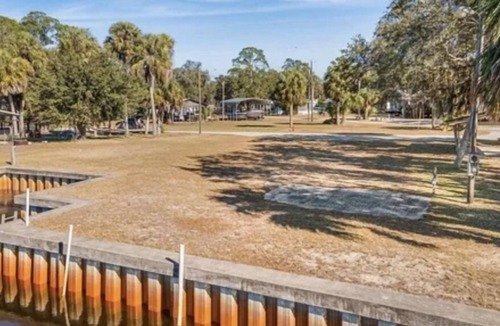 Suwannee RV Rental | Beautiful RV Double Lot with 100 feet of waterfront views on Salt Creek.