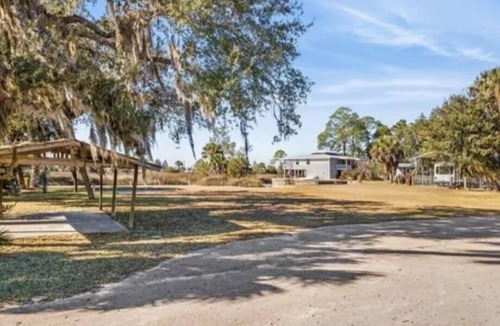 Suwannee RV Rental | Beautiful RV Double Lot with 100 feet of waterfront views on Salt Creek.
