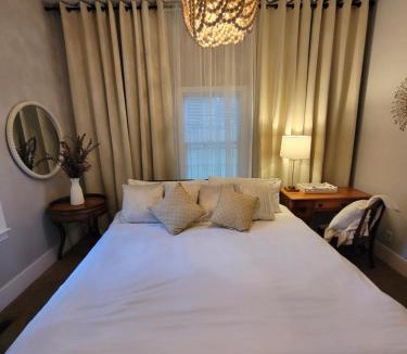 West End House | Beautiful Stay King Bed 7-min to Downtown ATL