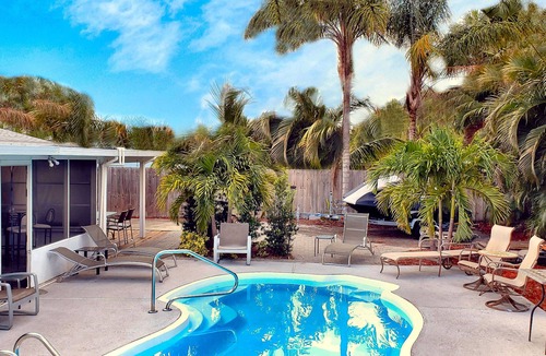 North Palm Beach House | Beautiful Suite with HEATED Pool. Minutes to Beach, Stadium, PGA