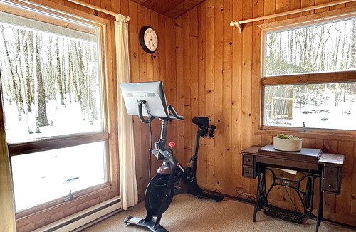 Dingmans Ferry Ski Chalet | Beautiful Swiss Chalet w/giant deck space & pristine property - 1.5hrs from NYC