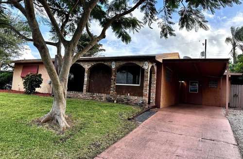 Lake Worth House | Beautiful Topical Pool Oasis