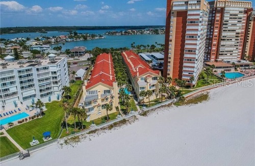 Redington Shores House | Beautiful Townhome style condo with garage on the Beach!