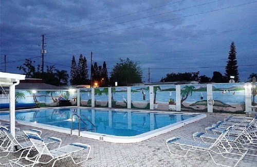Holiday Condo | Beautiful updated Condo on the Lake