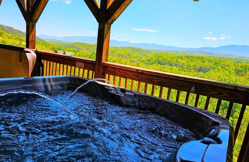 Sevierville Cabin | BEAUTIFUL view-2 Hot Tubs-Resort Pool-3 miles to Parkway, 5 miles to Dollywood