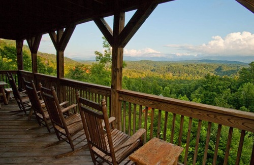 Sevierville Cabin | BEAUTIFUL view-2 Hot Tubs-Resort Pool-3 miles to Parkway, 5 miles to Dollywood