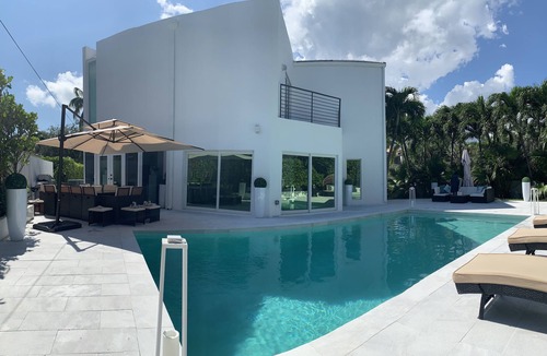 Key Biscayne House | beautiful villa in a paradise island with private pool and jacuzzi