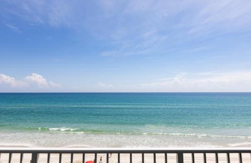 Bethune Beach Apartment | Beautifully decorated oceanfront 33 corner unit in Ocean Condo 401