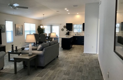 Wildwood House | BEAUTIFULLY Decorated 3 Bdrm 2 Bath w/GAS GOLF CART, BBQ & BICYCLES!