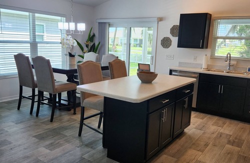 Wildwood House | BEAUTIFULLY Decorated 3 Bdrm 2 Bath w/GAS GOLF CART, BBQ & BICYCLES!