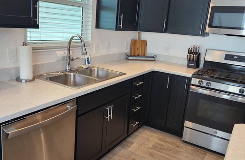 Wildwood House | BEAUTIFULLY Decorated 3 Bdrm 2 Bath w/GAS GOLF CART, BBQ & BICYCLES!