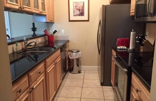 Stuart Condo | Beautifully Decorated Condo Located Just .4 Mile from Downtown Stuart