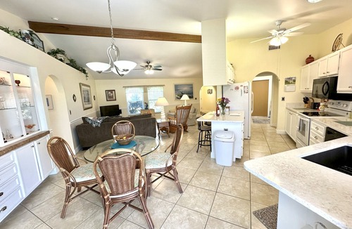 Pelican House | Beautifully maintained and great location!