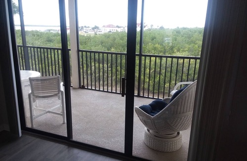 New Smyrna Beach Condo | Beautifully redecorated 2 bedroom condo in quiet section of town