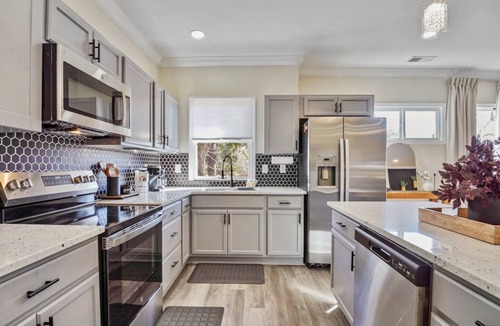 Norwood House | Beautifully Renovated Historic 4 BR Home|Sleeps 16