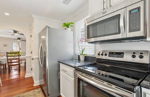 Cannonborough Elliotborough Apartment | Beautifully Restored Downtown Apartment