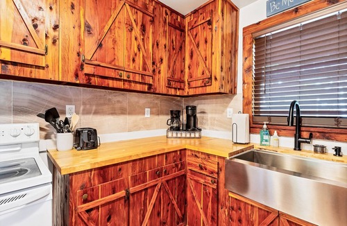 Tallassee Cabin | Becky’s hideaway nestled next to the great smoky mountains national park.