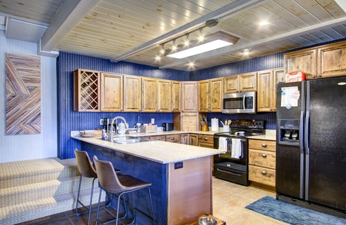 Beech Mountain House | Beech Mtn: Walk to Slopes, Sleeps 9, Pet Friendly, Mountain Views, Cozy Retreat