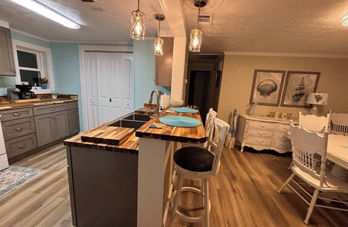 Carrabelle Cottage | Belle By The Bay Charming 3-bedroom cottage with AC in quaint town of Carrabelle