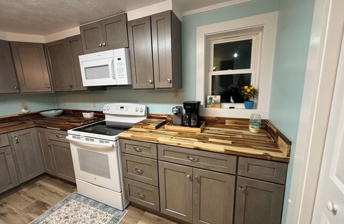 Carrabelle Cottage | Belle By The Bay Charming 3-bedroom cottage with AC in quaint town of Carrabelle