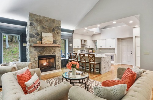 Berkeley Springs House | 🏞️ Berkeley Springs Luxury Cabin ✨ Hot Tub ♨️ Fire Pit 🔥 Pool Table 🎱