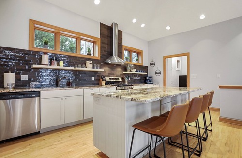 Berkeley Springs House | 🏞️ Berkeley Springs Luxury Cabin ✨ Hot Tub w Views ♨️ Fire Pit 🔥 Pool Table 🎱